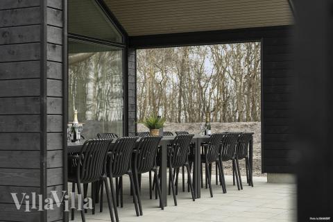 Nyt en grillkveld på terrassen i luksushus nr. 918 i Vestjylland
