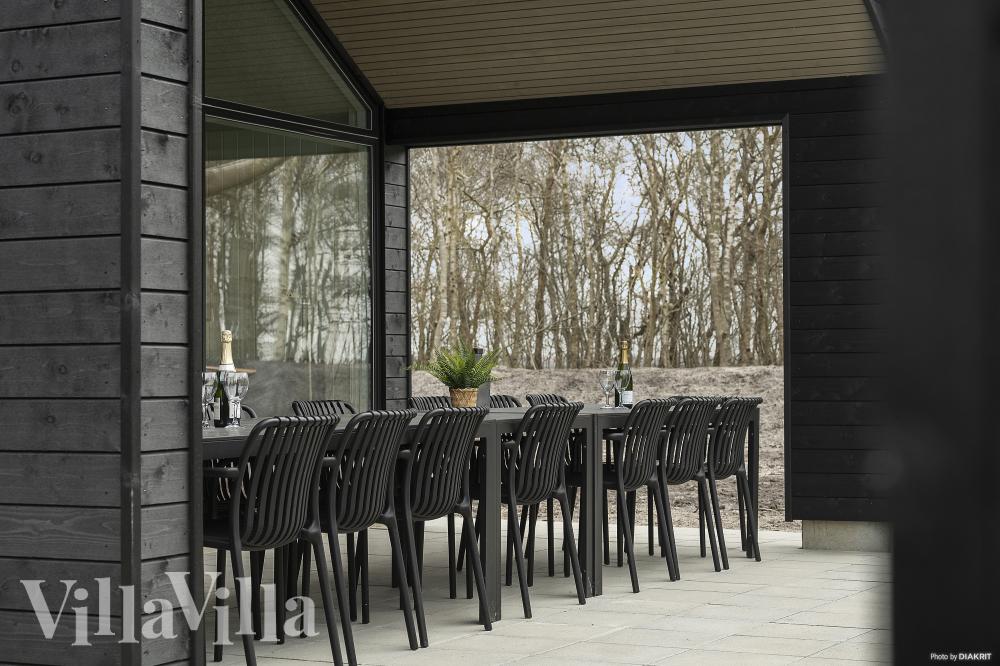 Nyt en grillkveld på terrassen i luksushus nr. 918 i Vestjylland