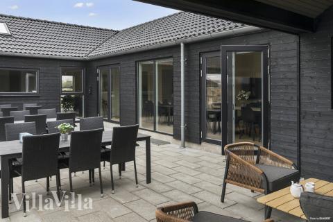 Luksushus nr. 913 har en deilig terrasse med gode hagemøbler til 24 personer.