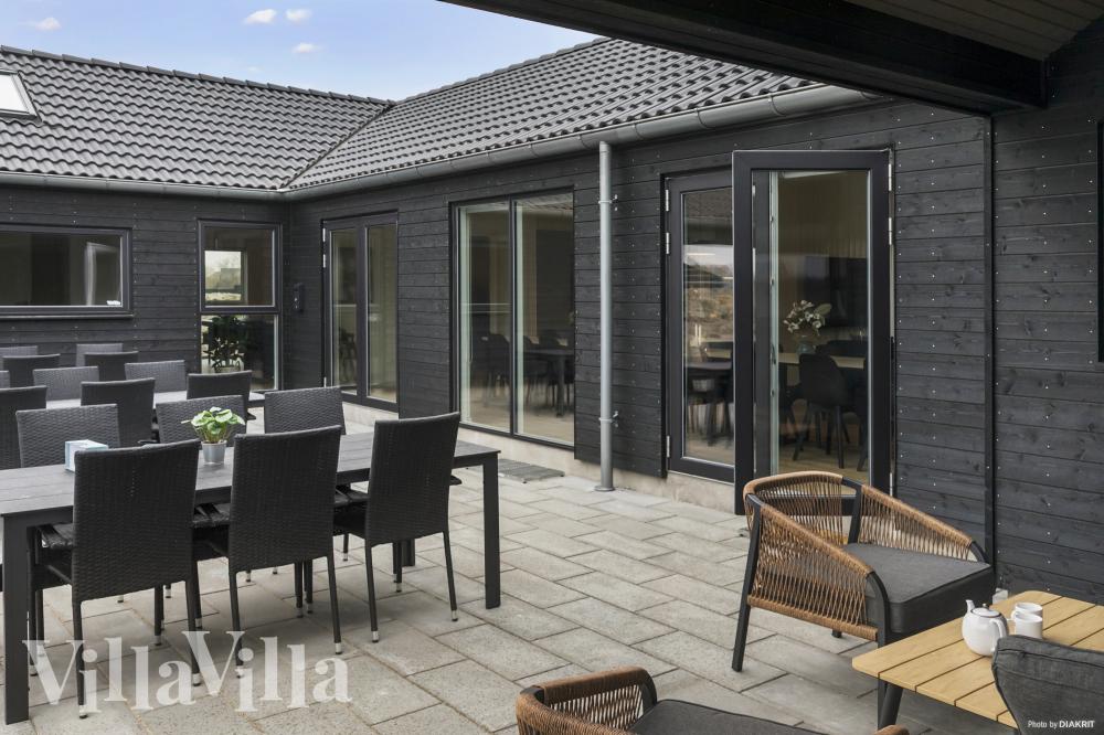 Luksushus nr. 913 har en deilig terrasse med gode hagemøbler til 24 personer.