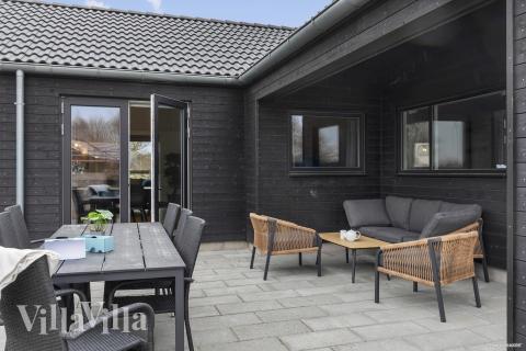 Nyt en grillkveld på terrassen i luksushus nr. 913 i Lolland/Falster/Møn