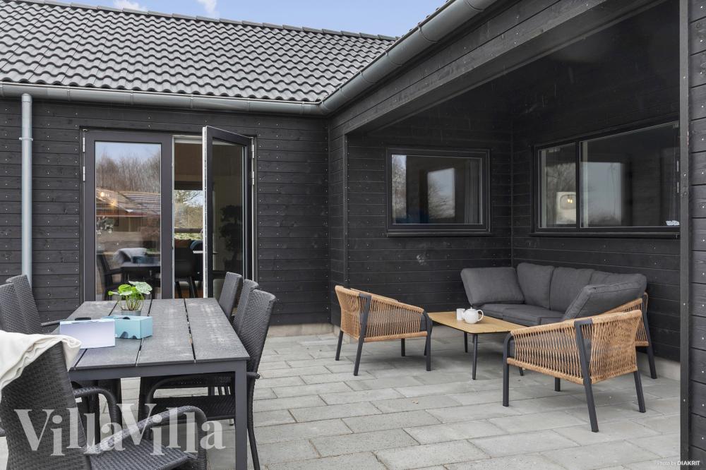 Nyt en grillkveld på terrassen i luksushus nr. 913 i Lolland/Falster/Møn