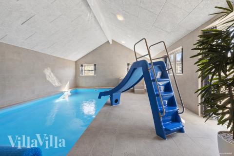 Feriehus 822 har et flott basseng med sklie, et stort innebygd boblebad og en badstue