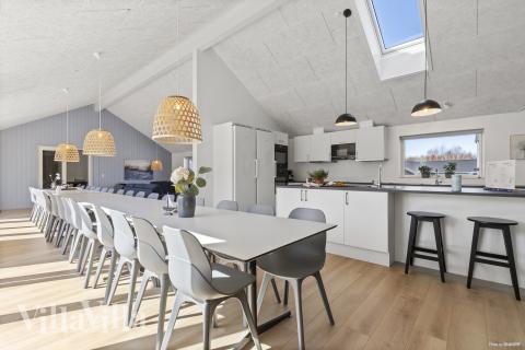 Det er plass til 30 personer i det store lyse oppholdsrommet i luksushus nr. 822.