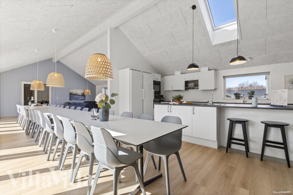 Det er plass til 30 personer i det store lyse oppholdsrommet i luksushus nr. 822.