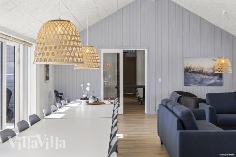 Sofaen i luksushus nr. 822 i Østjylland er perfekt for å hygge seg med et brettspill eller se en film sammen.