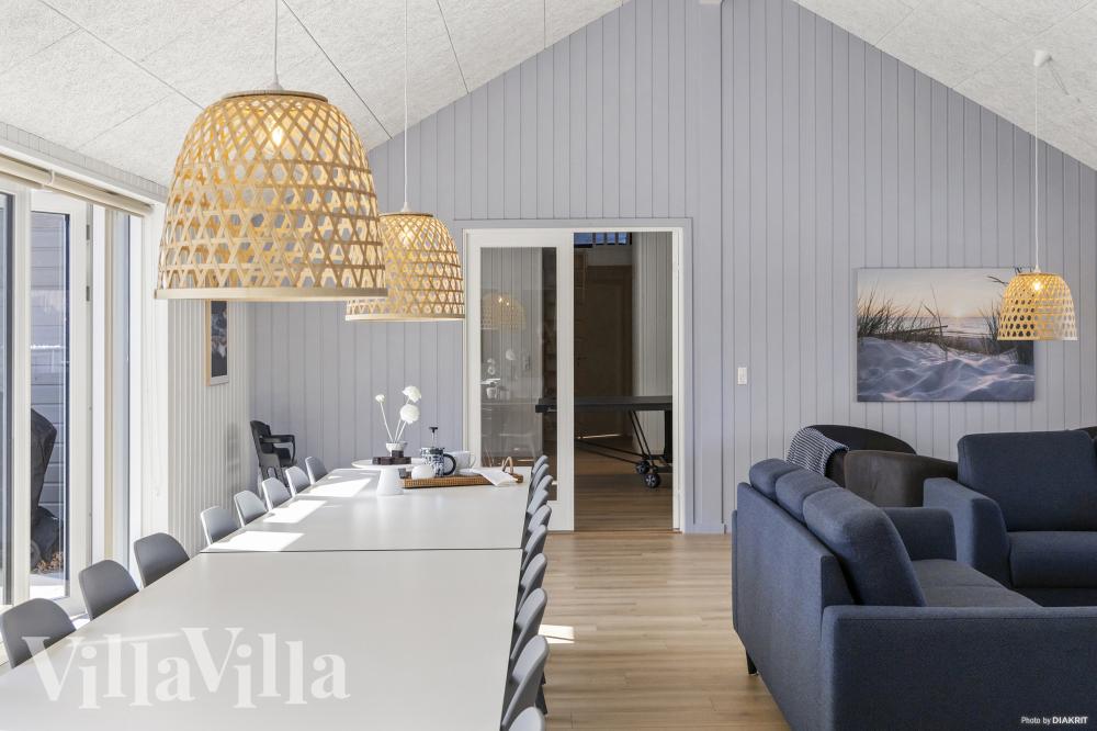 Sofaen i luksushus nr. 822 i Østjylland er perfekt for å hygge seg med et brettspill eller se en film sammen.