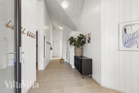 Det romslige inngangspartiet til luksushus nr. 822 i Østjylland