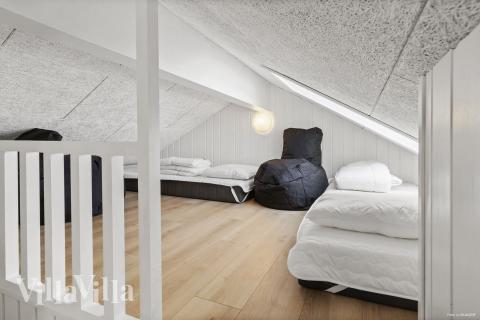 Noen av de 30 soveplassene i luksushus nr. 822 finnes på hems