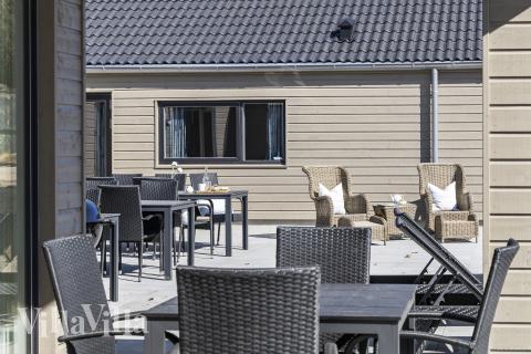 Luksushus nr. 822 har en deilig terrasse med gode hagemøbler til 30 personer.