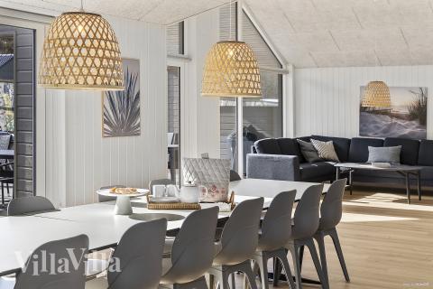 Det er plass til 20 personer i det store lyse oppholdsrommet i luksushus nr. 824.