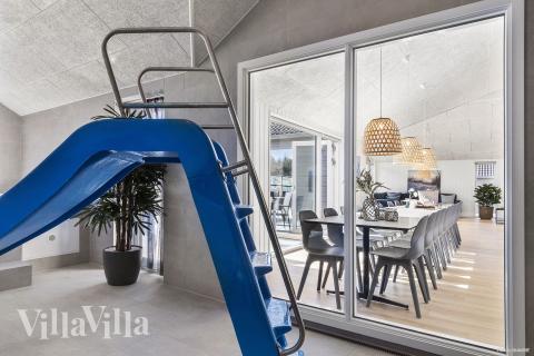 Ta en dukkert i bassenget i luksushus nr. 824 i Østjylland.