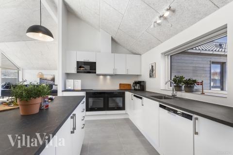 Kjøkkenet i luksushus nr. 824 er godt innrettet.