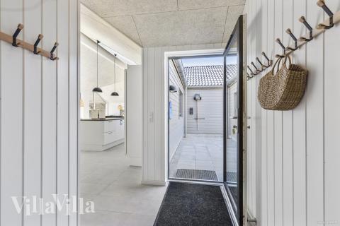 Det romslige inngangspartiet til luksushus nr. 824 i Østjylland