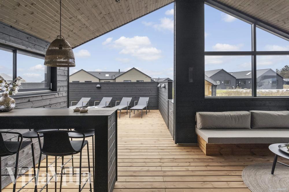 På terrassen i feriehus nr. 919 er det plass til 12 personer.