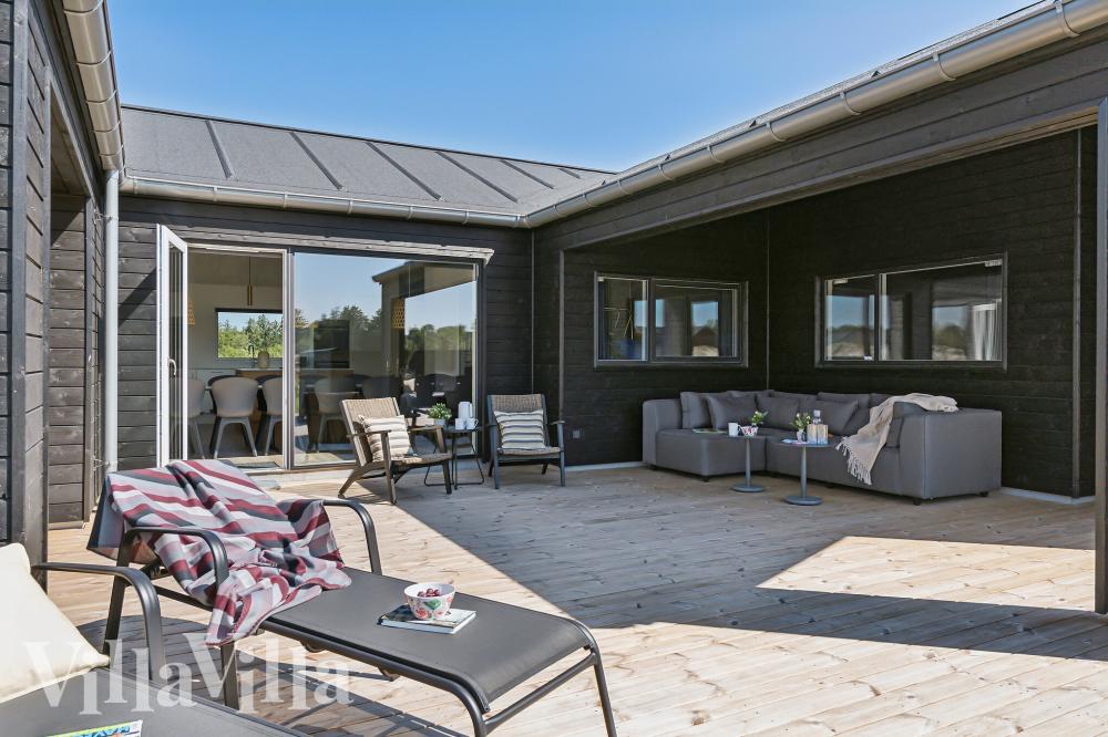Nyt en grillkveld på terrassen i luksushus nr. 959 i Nordjylland