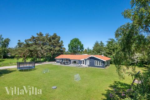 Dette lekre huset med svømmebasseng, nr. 963, med plass til 10 personer, ligger i Nordsjælland