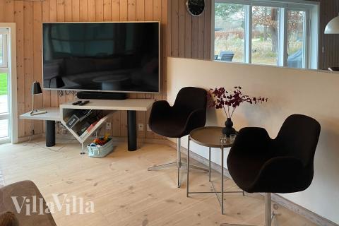 Sofaen i luksushus nr. 963 i Nordsjælland er perfekt for å hygge seg med et brettspill eller se en film sammen.