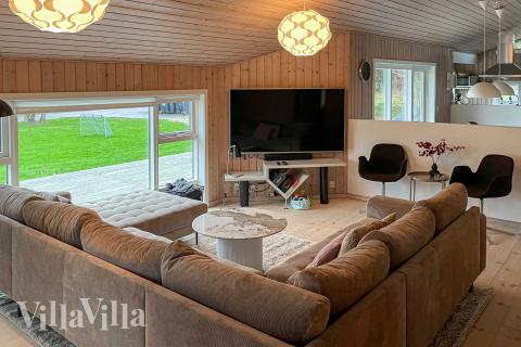 Det er god plass til hygge i feriehusets sofagruppe under oppholdet i luksushus nr. 963