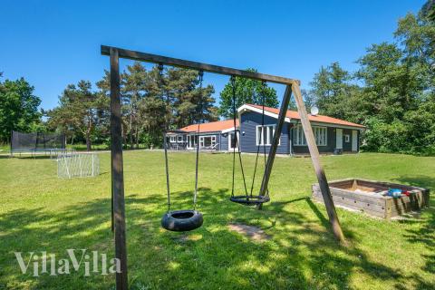 I det attraktive feriehuset nr. 963 i Nordsjælland finnes det mengder av utendørsaktiviteter, som leketårn og huskestativ.