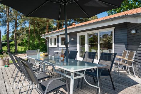 Nyt en grillkveld på terrassen i luksushus nr. 963 i Nordsjælland