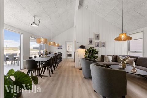 Det er plass til 20 personer i det store lyse oppholdsrommet i luksushus nr. 917.