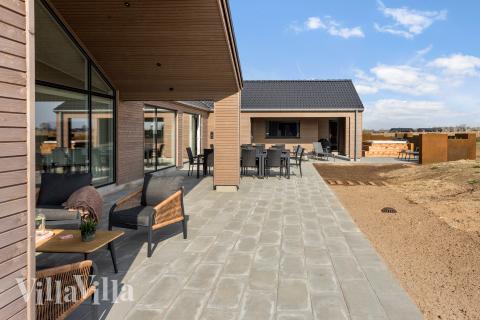 På terrassen i feriehus nr. 917 er det plass til 20 personer.