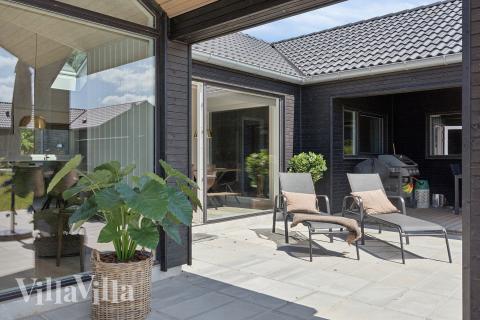 Luksushus nr. 957 har en deilig terrasse med gode hagemøbler til 16 personer.