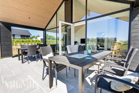 Nyt en grillkveld på terrassen i luksushus nr. 957 i Fyn og øyer