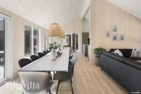 Det er plass til 20 personer i det store lyse oppholdsrommet i luksushus nr. 933.
