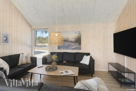Sofaen i luksushus nr. 933 i Lolland/Falster/Møn er perfekt for å hygge seg med et brettspill eller se en film sammen.