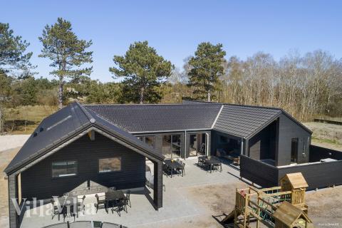 Dette lekre huset med svømmebasseng, nr. 933, med plass til 20 personer, ligger i Lolland/Falster/Møn