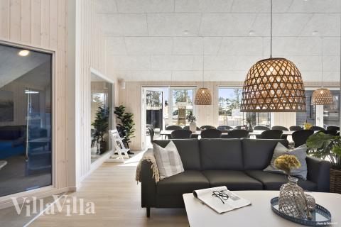 Det er god plass til hygge i feriehusets sofagruppe under oppholdet i luksushus nr. 933