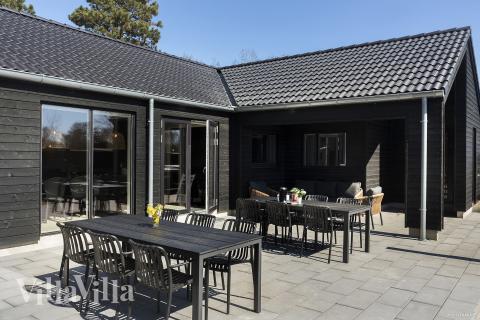 Nyt en grillkveld på terrassen i luksushus nr. 933 i Lolland/Falster/Møn