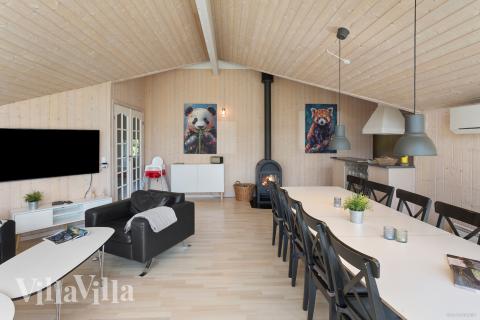 Sofaen i luksushus nr. 956 i Lolland/Falster/Møn er perfekt for å hygge seg med et brettspill eller se en film sammen.