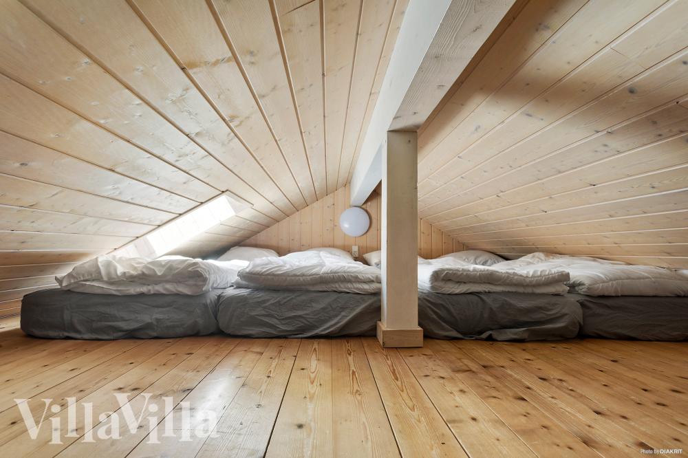 Noen av de 12 soveplassene i luksushus nr. 956 finnes på hems