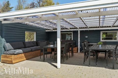 Nyt en grillkveld på terrassen i luksushus nr. 956 i Lolland/Falster/Møn