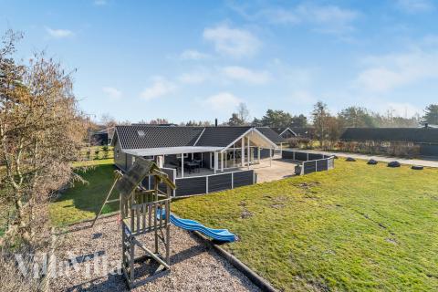 I det attraktive feriehuset nr. 956 i Lolland/Falster/Møn finnes det mengder av utendørsaktiviteter, som leketårn og huskestativ.