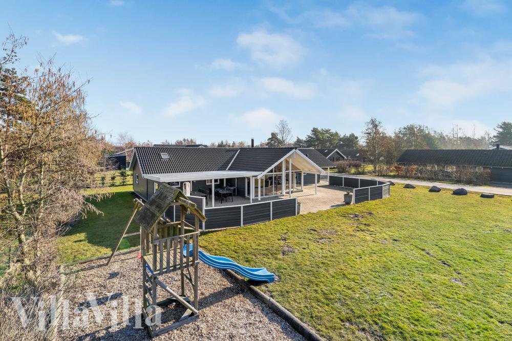 I det attraktive feriehuset nr. 956 i Lolland/Falster/Møn finnes det mengder av utendørsaktiviteter, som leketårn og huskestativ.