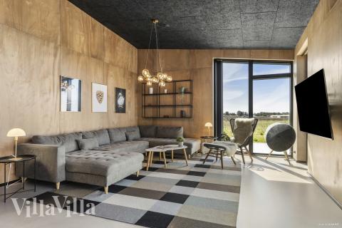 Sofaen i luksushus nr. 965 i Nordjylland er perfekt for å hygge seg med et brettspill eller se en film sammen.