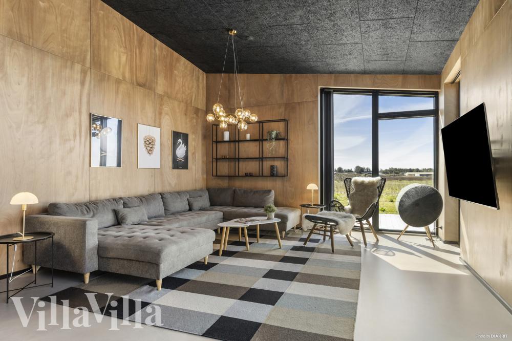 Sofaen i luksushus nr. 965 i Nordjylland er perfekt for å hygge seg med et brettspill eller se en film sammen.