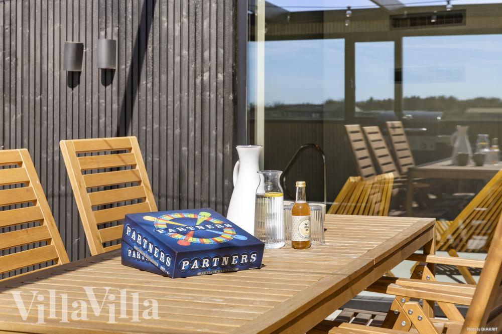 På terrassen i feriehus nr. 965 er det plass til 12 personer.