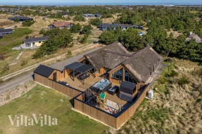 Dette lekre huset med svømmebasseng, nr. 332, med plass til 20 personer, ligger i Vestjylland