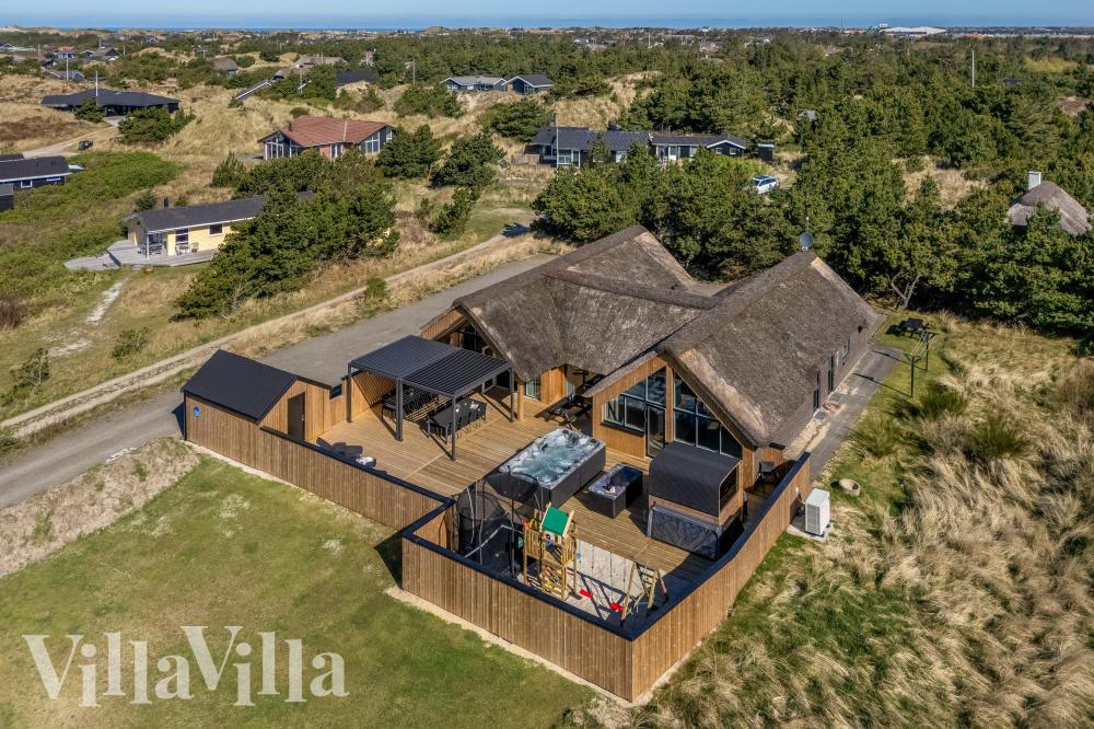 Dette lekre huset med svømmebasseng, nr. 332, med plass til 20 personer, ligger i Vestjylland