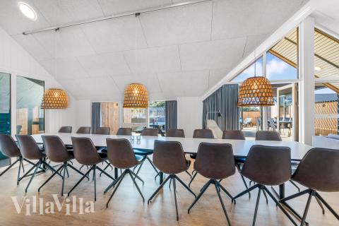 Det er plass til 20 personer i det store lyse oppholdsrommet i luksushus nr. 332.