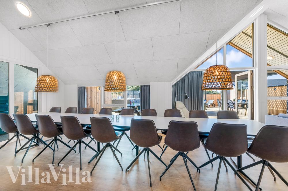 Det er plass til 20 personer i det store lyse oppholdsrommet i luksushus nr. 332.