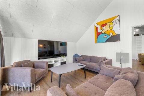 Sofaen i luksushus nr. 332 i Vestjylland er perfekt for å hygge seg med et brettspill eller se en film sammen.