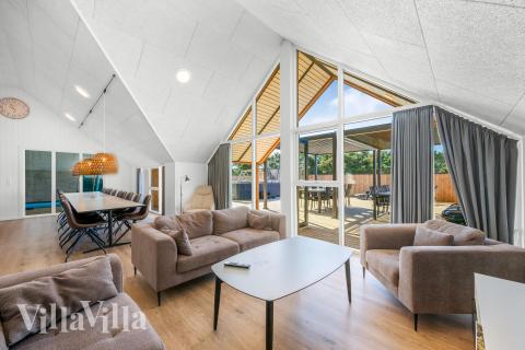 Det er god plass til hygge i feriehusets sofagruppe under oppholdet i luksushus nr. 332