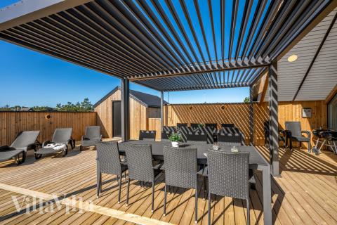 Luksushus nr. 332 har en deilig terrasse med gode hagemøbler til 20 personer.