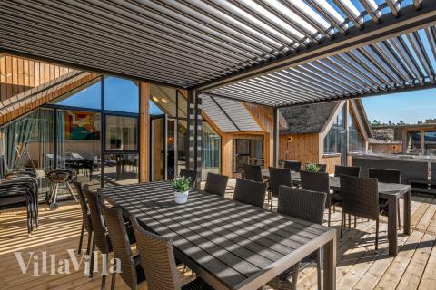 Nyt en grillkveld på terrassen i luksushus nr. 332 i Vestjylland